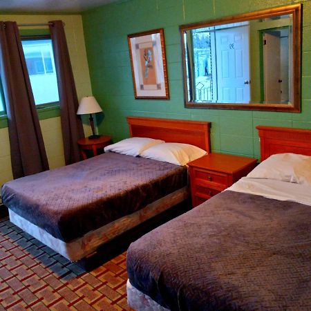 Chalet Inn Motel Dryden Exterior photo